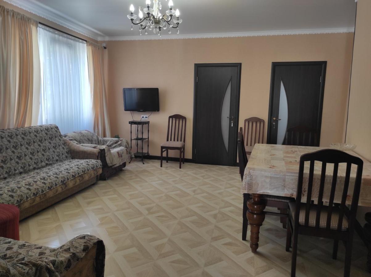 Гостевой Дом Лума Hotel Sukhumi Bagian luar foto