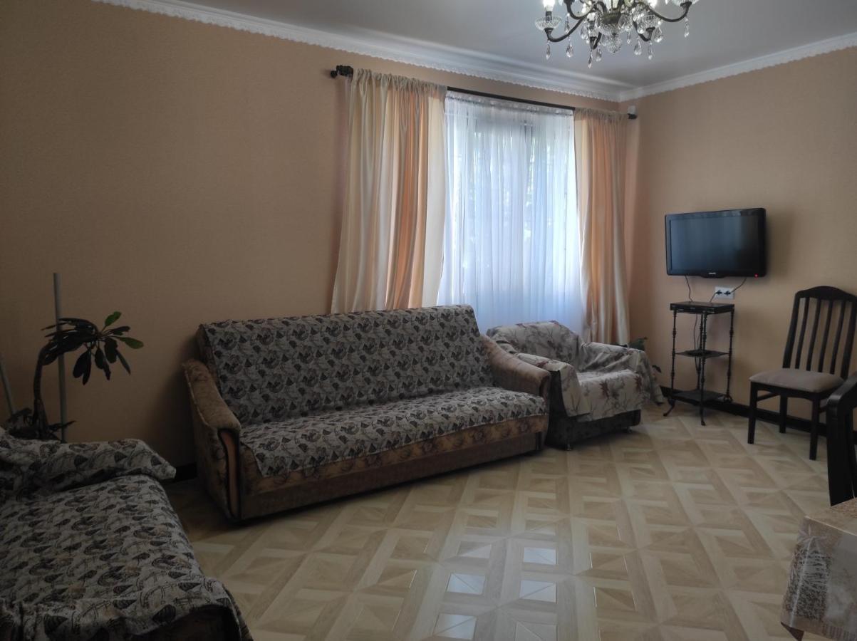 Гостевой Дом Лума Hotel Sukhumi Bagian luar foto
